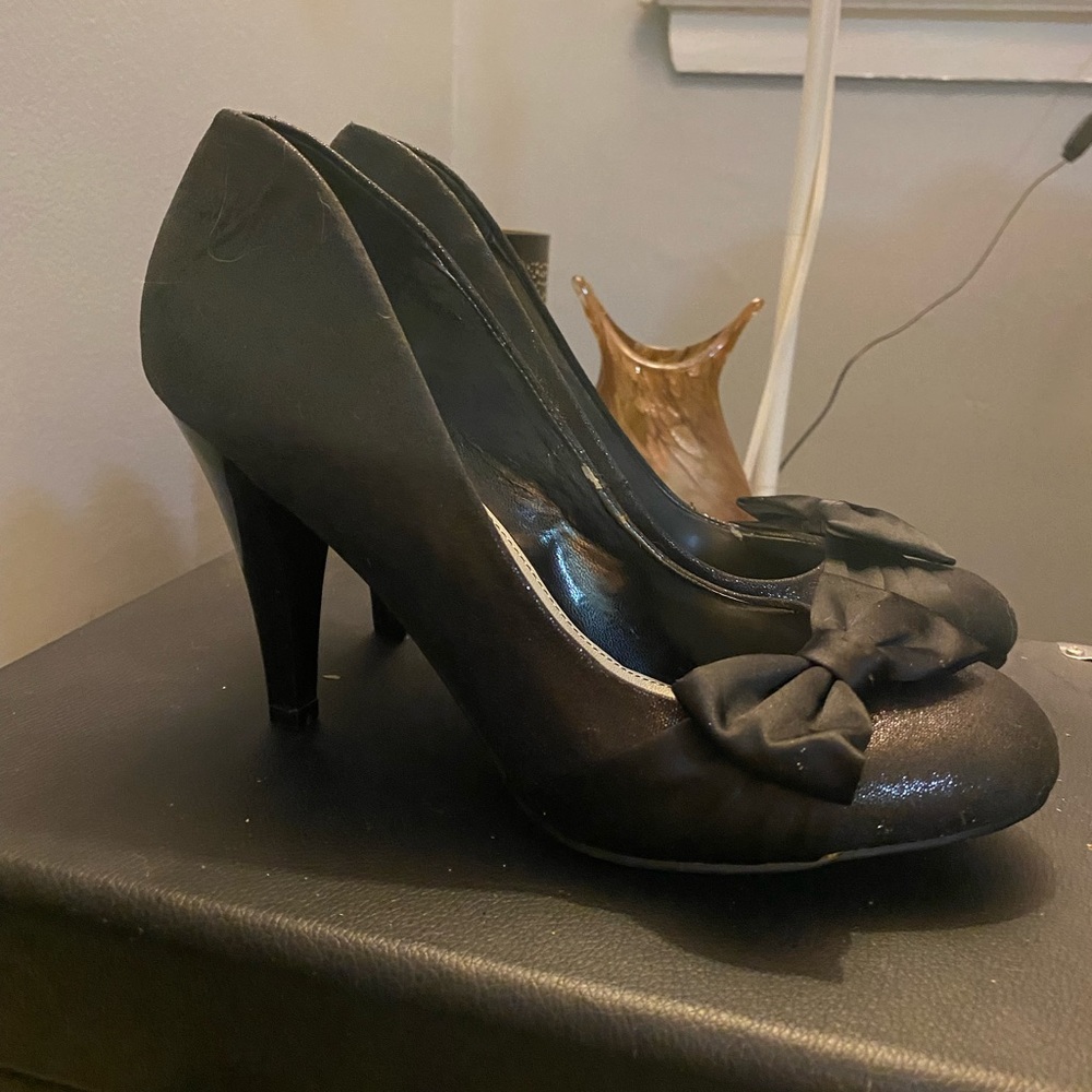 Gorgeous Shimmery Black Heels with Bow - Shoes - MixIt - Size 9